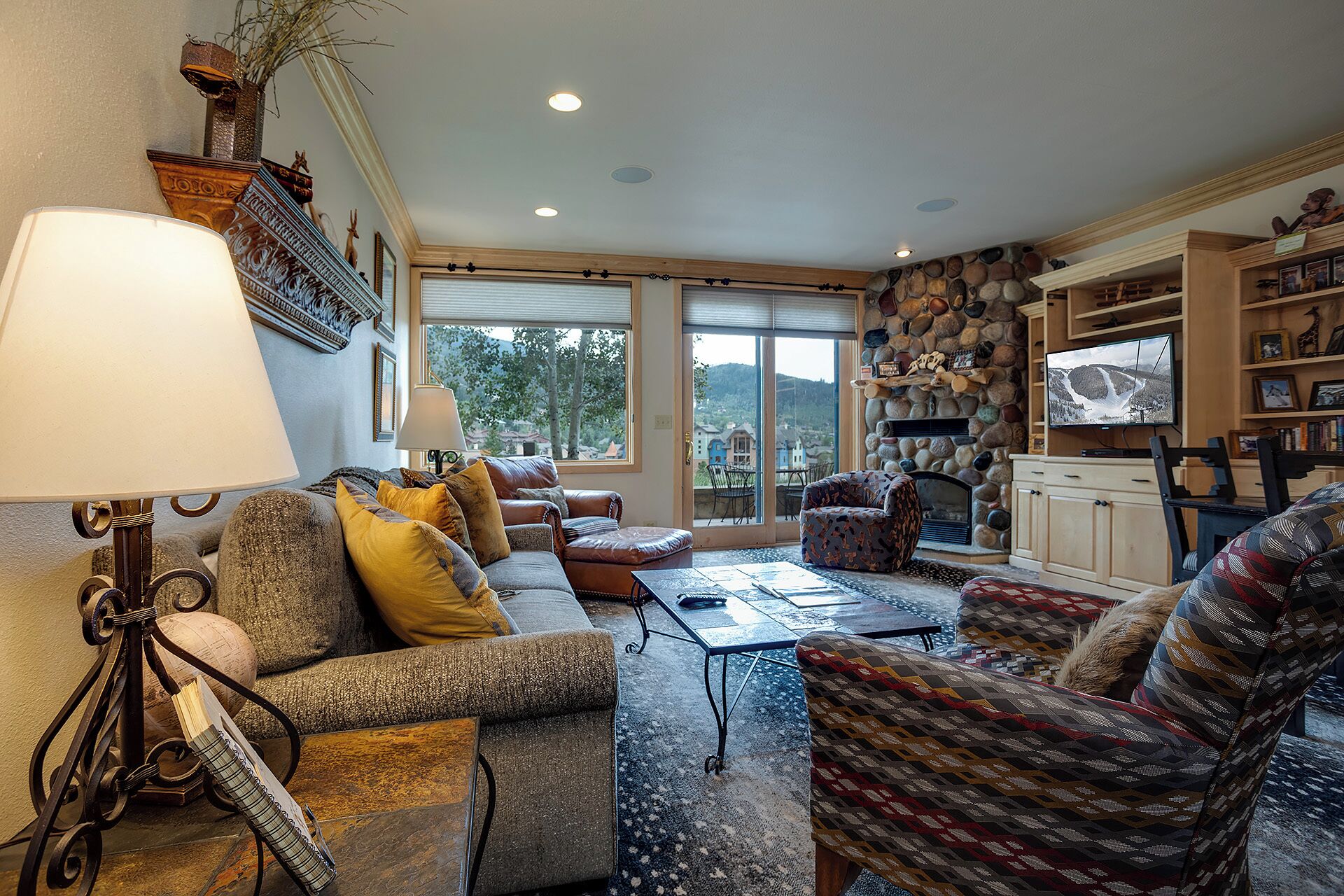 Televisie en een open haard