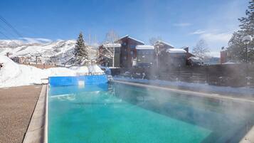 Een verwarmd zwembad