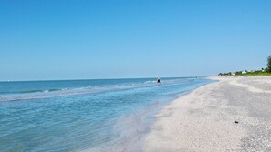 Beach nearby, sun-loungers, beach towels