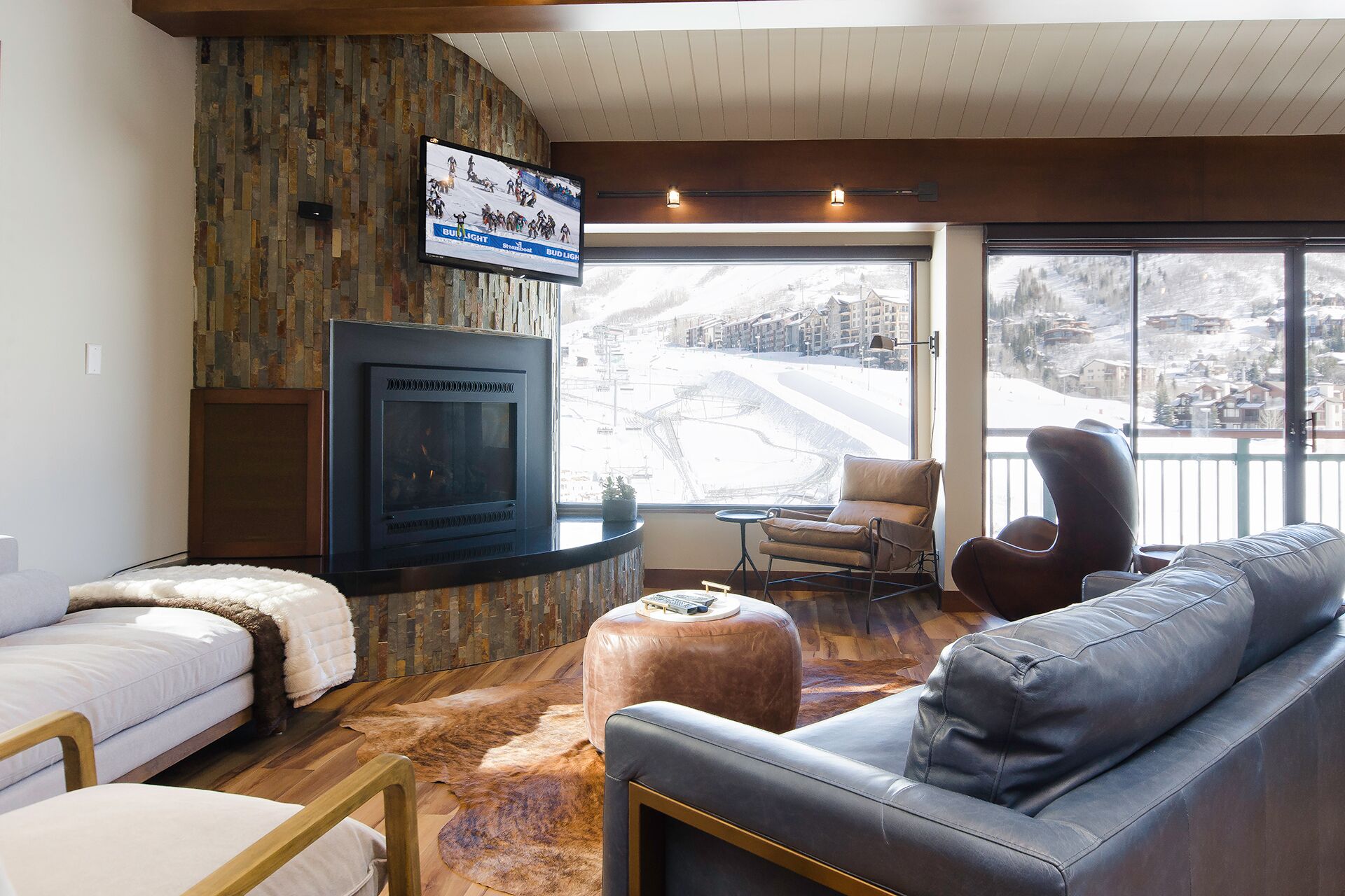 Televisión y chimenea 