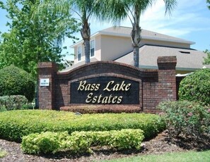 Property grounds - Deluxe 4 Bedroom Home, south facing pool, 4460 , pets considered (Kissimmee)