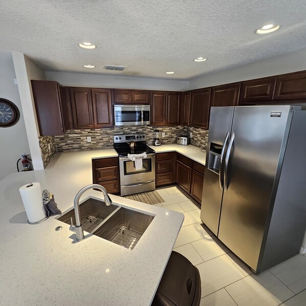Fridge, microwave, oven, stovetop - Deluxe 4 Bedroom Home, south facing pool, 4460 , pets considered (Kissimmee)