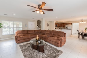 Smart TV - Deluxe 4 Bedroom Home, south facing pool, 4460 , pets considered (Kissimmee)