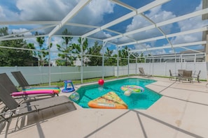 A heated pool - Deluxe 4 Bedroom Home, south facing pool, 4460 , pets considered (Kissimmee)