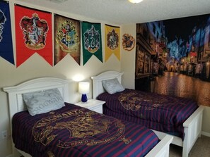 4 bedrooms, iron/ironing board, free WiFi, bed sheets - Deluxe 4 Bedroom Home, south facing pool, 4460 , pets considered (Kissimmee)