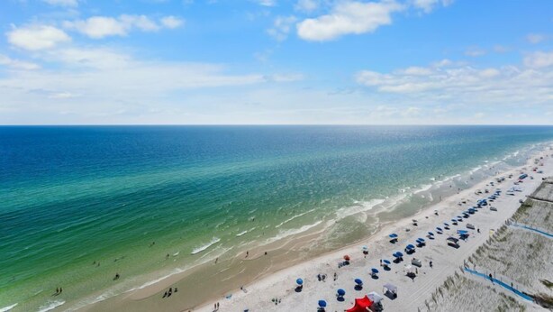 On the beach - Crystal Shores West 1107- Live the Beach Life! What are you Waiting For? (Gulf Shores)