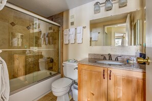 Bañera con ducha, secador de pelo, toallas
