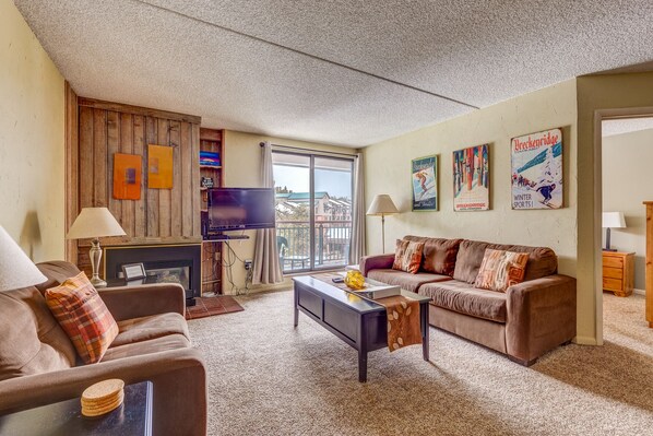 TV, fireplace
