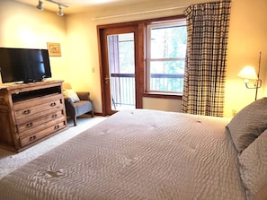 1 bedroom, iron/ironing board, WiFi, bed sheets - Comfortable Ski-In/Ski-Out Hotel Style Room (Whitefish)