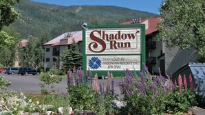 Señalización de 'Shadow Run' administrado por Mountain Resorts, INC. con un número de contacto.