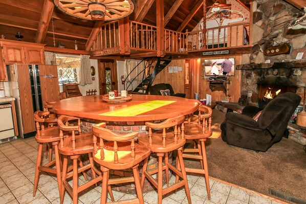 Dining - Cornerstone Cabin - Close to National Forest, Hot Tub, Fireplace, Barbecue (Big Bear Lake)
