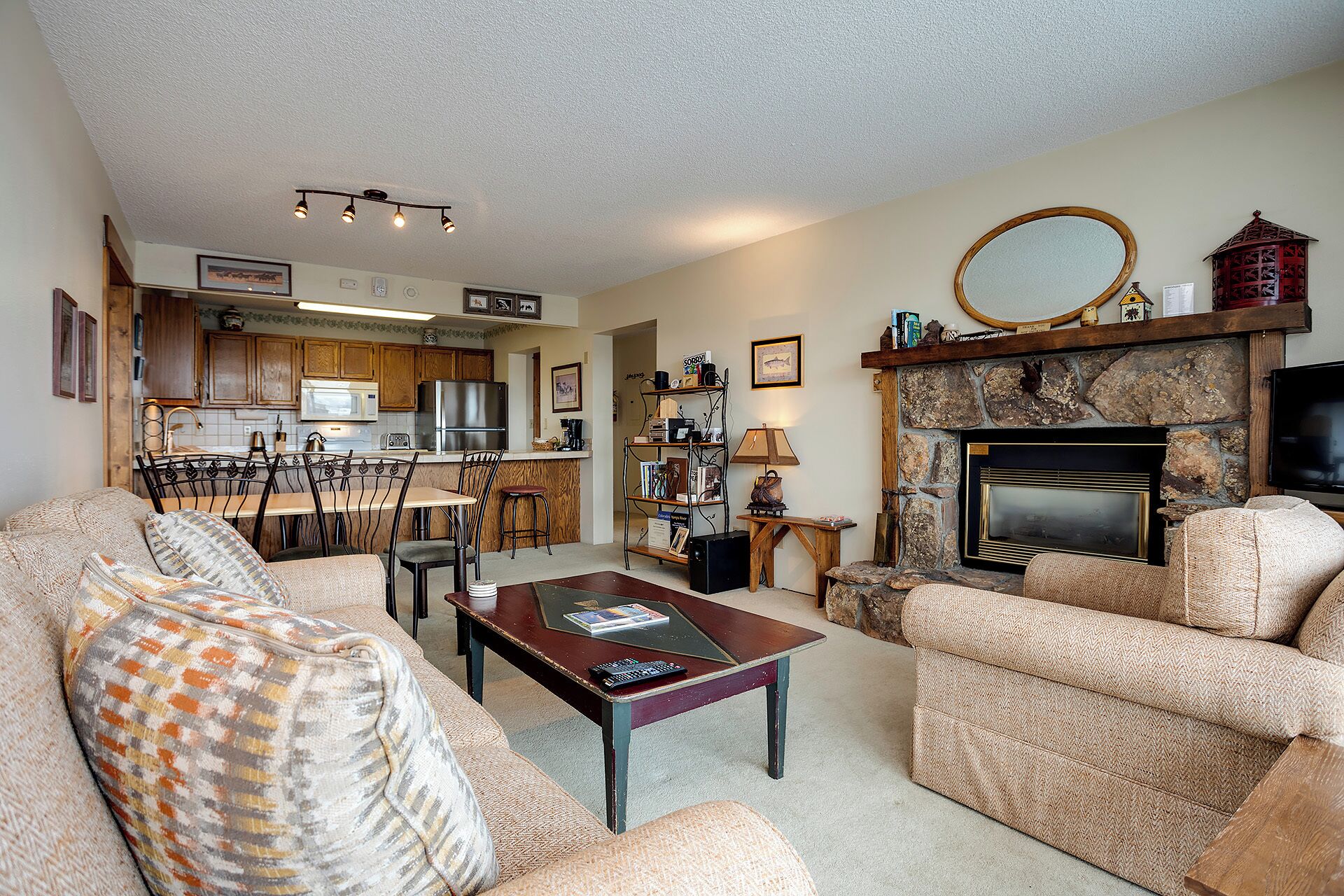 Fernseher, Kamin, DVD-Player