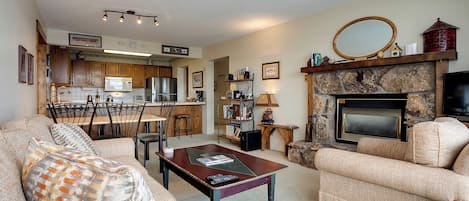 Fernseher, Kamin, DVD-Player