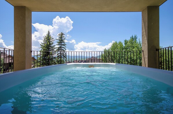 Outdoor spa tub