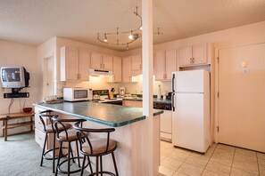 Kühlschrank, Ofen, Herdplatte, Wasserkocher mit Kaffee-/Teezubehör