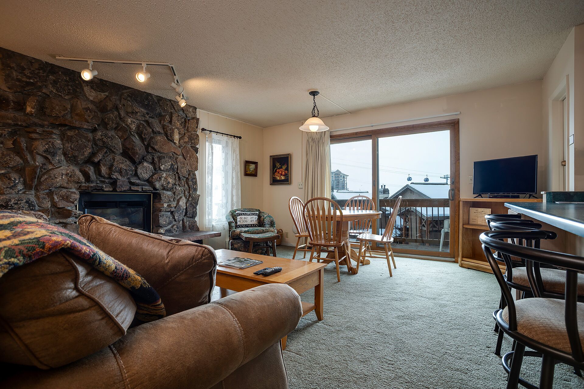 TV, fireplace