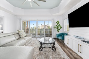 Televisie, een videogameconsole en een dvd-speler