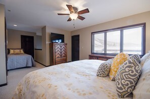 3 bedrooms, iron/ironing board, WiFi, bed sheets - RA106 | Excellent Amenities | Beautiful Views | Winter Shuttle Service | Wood FP (Steamboat Springs)