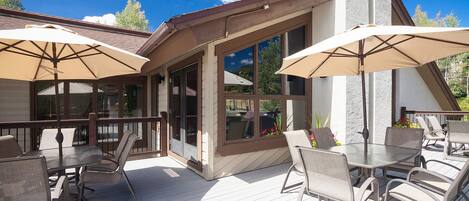 屋外ダイニングエリア