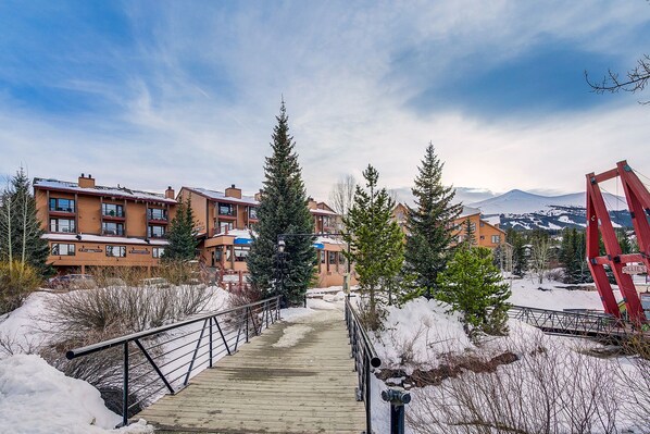 Property grounds - Superb central location with views, amenities, comfort, and convenience. (Breckenridge)