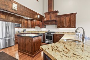 Fridge, microwave, stovetop, dishwasher