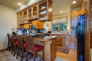 Kühlschrank, Ofen, Herdplatte, Wasserkocher mit Kaffee-/Teezubehör