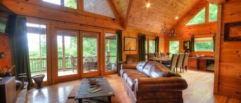 Smart TV, chimenea, reproductor de DVD, futbolito