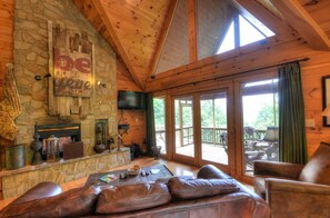 Living2 - Huge 2BR w game room, hot tub, fire pit, sleeps 13 + free rating and train tix (Bryson City)