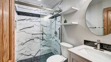Combined shower/tub, hair dryer, towels