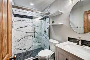 Combined shower/tub, hair dryer, towels
