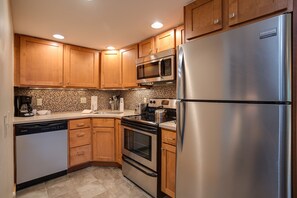 Fridge, oven, stovetop, coffee/tea maker