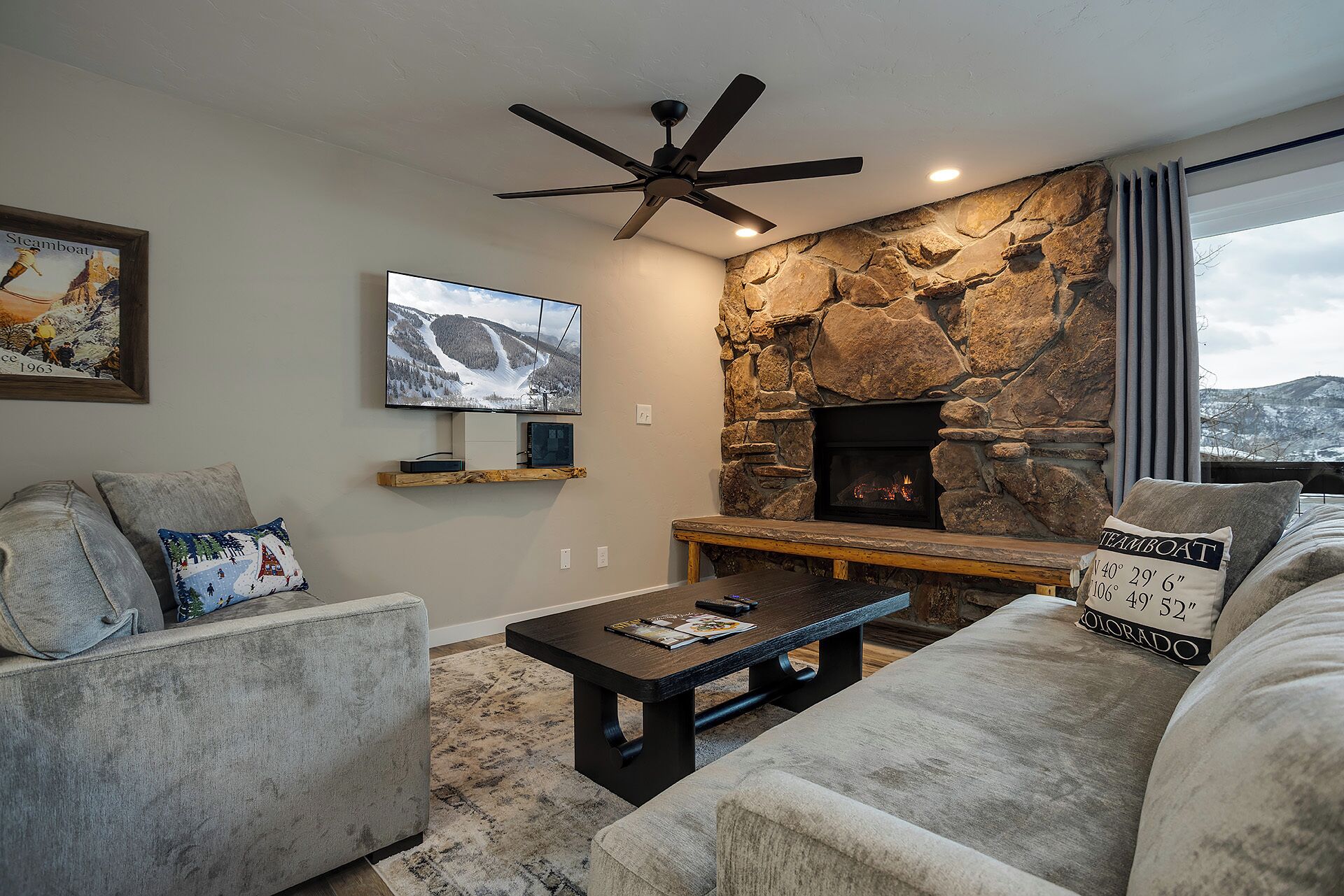 Televisión y chimenea 