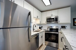 Kylskåp, ugn, spishäll och kaffe- och tebryggare