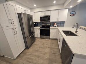 Geladeira, micro-ondas, fogão, cooktop