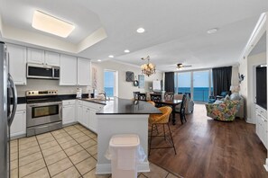 Fridge, microwave, oven, stovetop - San Carlos 1001- Great Rates. Great Weather. Why are you not here yet? (Gulf Shores)