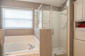 Combined shower/tub, hair dryer, towels