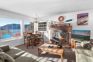 TV, fireplace, DVD player - Lakefront Retreat - Lakefront, Lake View, Deck, Barbecue (Big Bear Lake)