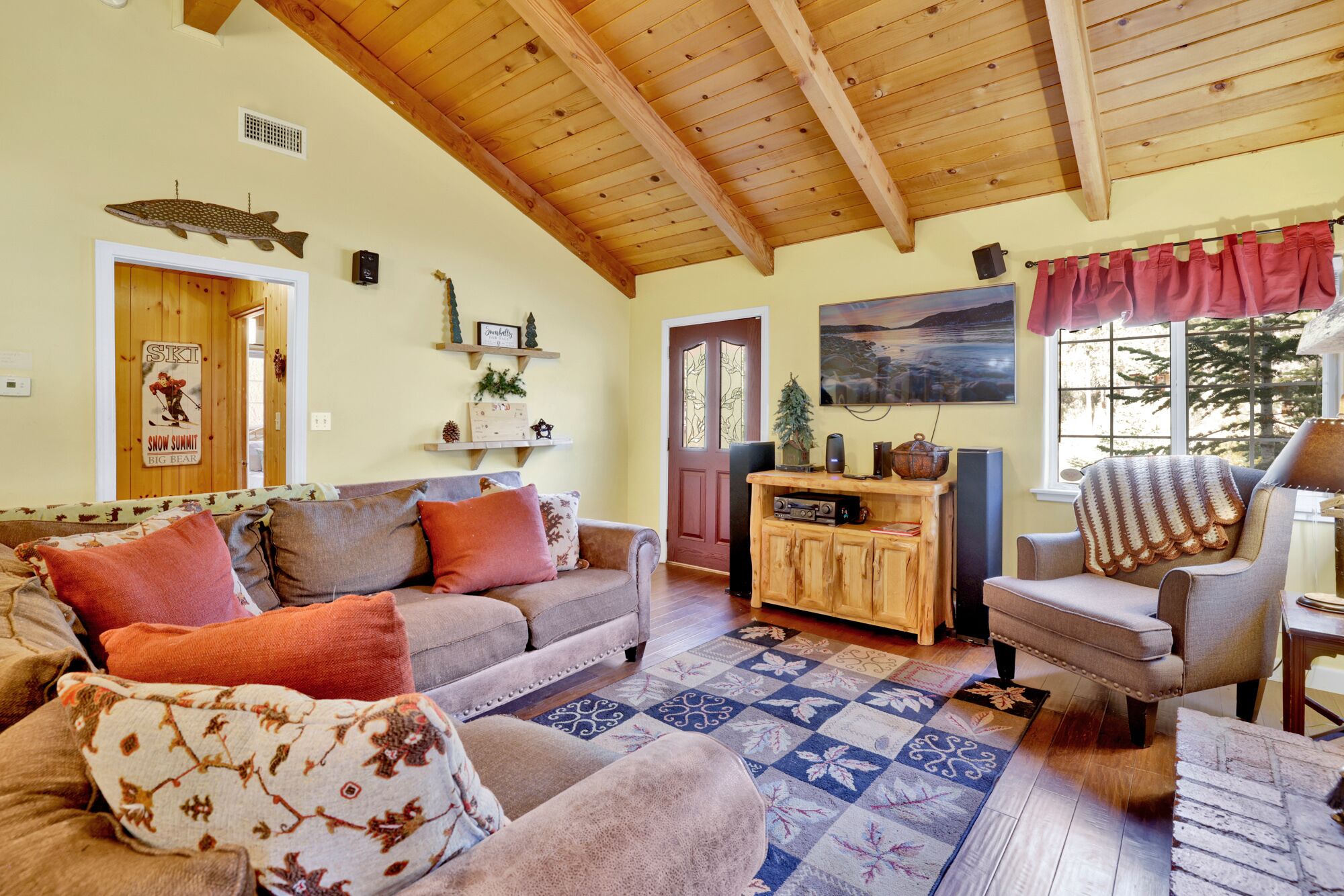 Lazy Bear Lodge- Relaxing Moonridge Retreat Cabin