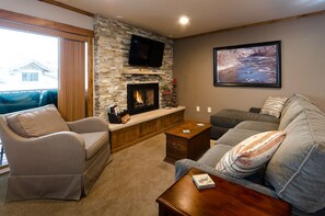 Televisión y chimenea 