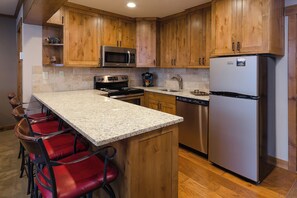 Fridge, oven, stovetop, coffee/tea maker