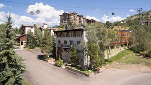 Un barrio residencial con una calle, casas y un sistema de teleférico.