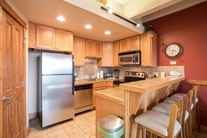 Kühlschrank, Ofen, Herdplatte, Wasserkocher mit Kaffee-/Teezubehör