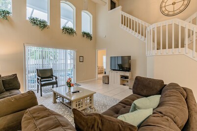 Superior Home with Private Pool, 4307