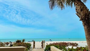 Una playa cerca, sillas reclinables de playa, toallas de playa
