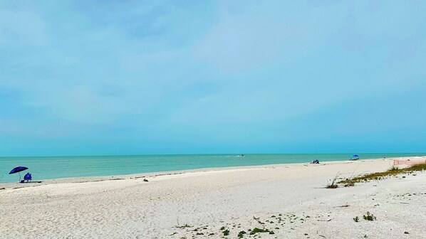 Una playa cerca, sillas reclinables de playa, toallas de playa