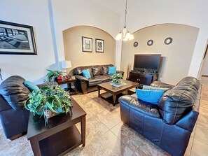 TV - Pluto`s Palace: Private Pool/Spa & 24/7 Support! (Davenport)