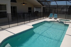 A heated pool - PLUTO's PALACE: Private Pool, 24/7 Support During Your Stay (Davenport)