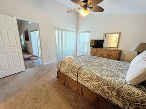 4 habitaciones, tabla de planchar con plancha y cuna de viaje