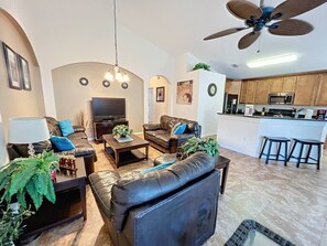 TV - Pluto`s Palace: Private Pool/Spa & 24/7 Support! (Davenport)