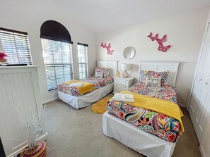 4 habitaciones, tabla de planchar con plancha y cuna de viaje 